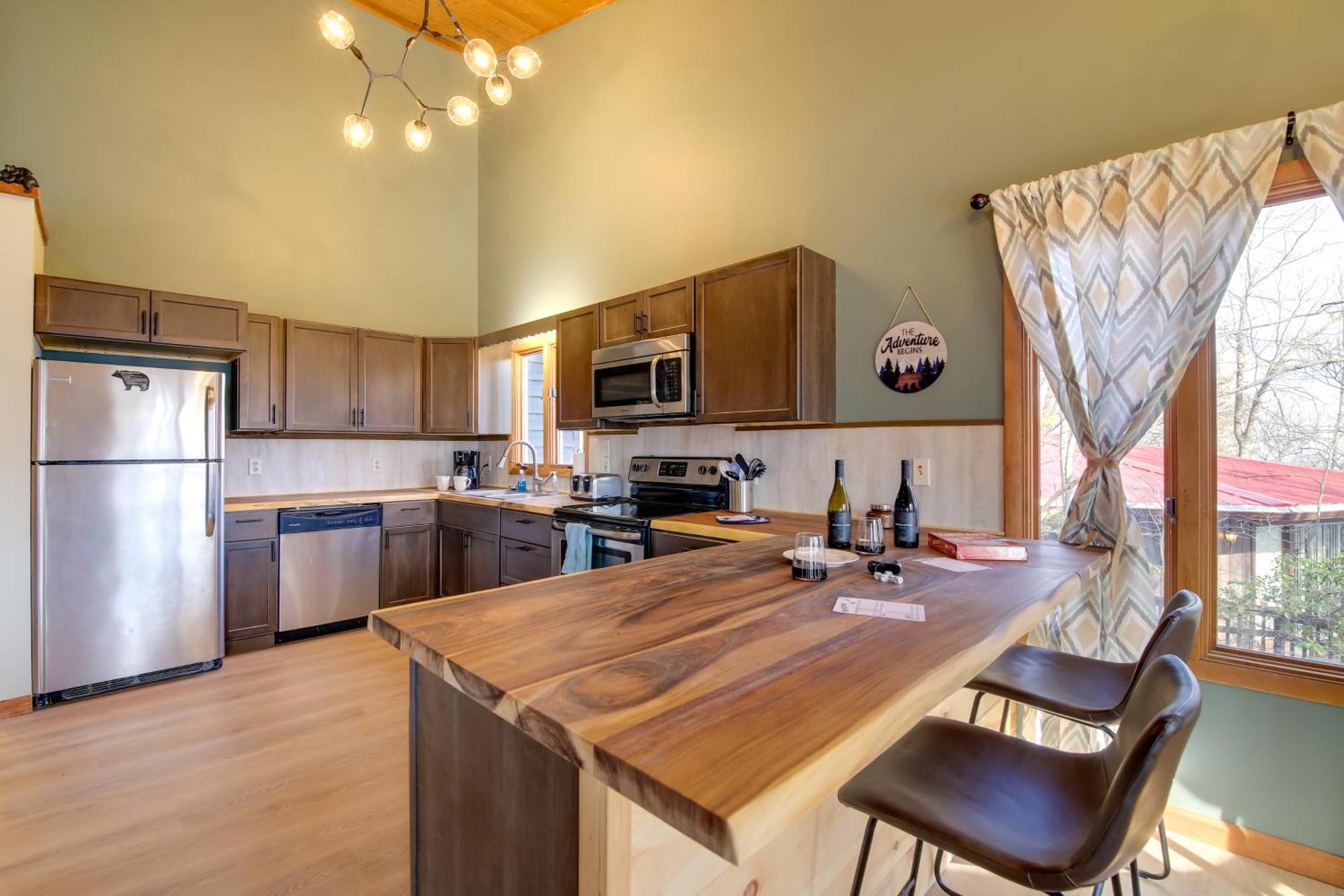 Gatlinburg Mountain Cabin With Hot Tub, Deck And Games Extérieur photo